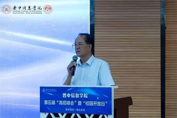 在参会代表发言环节,教育部中小学校长国家级培训首批专家库成员,原