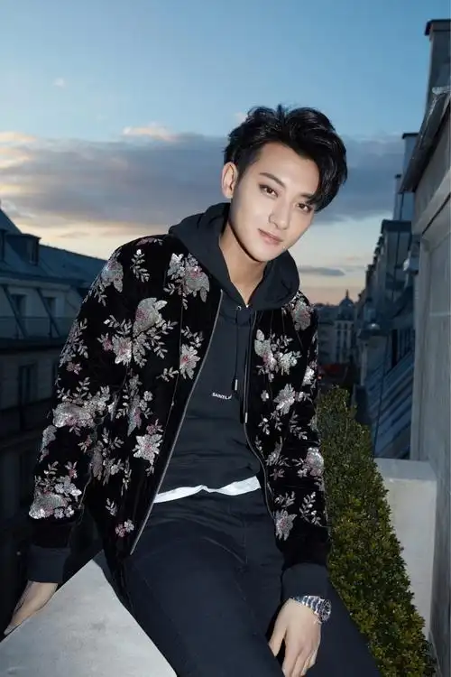 黄子韬身着saintlaurentbyanthonyvaccarello18春夏黑色天鹅绒手工