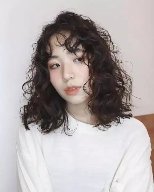 发型欣赏今年流行的羊毛卷