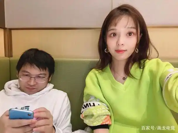 郝一点19岁年收入300万,和林锡假情侣坐实,还是安德罗妮真实!