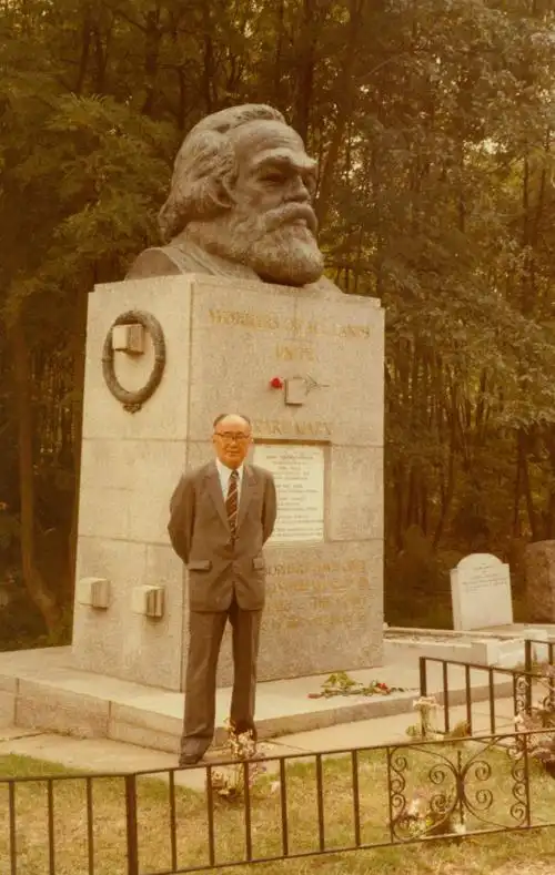 1984年8月,胡绳在英国伦敦马克思墓前