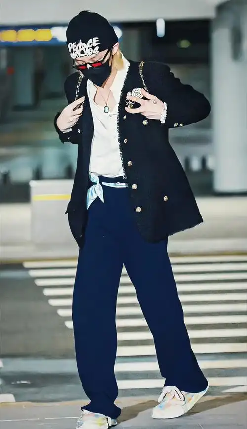 新闻241210权志龙机场私服引领潮流粉丝热烈评论