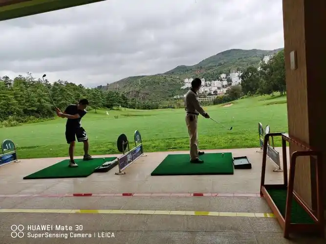 澄江抚仙湖……希尔顿大酒店高尔夫球练习场.