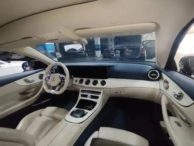 少妇小姐姐出19款奔驰e200轿跑游艇蓝内饰