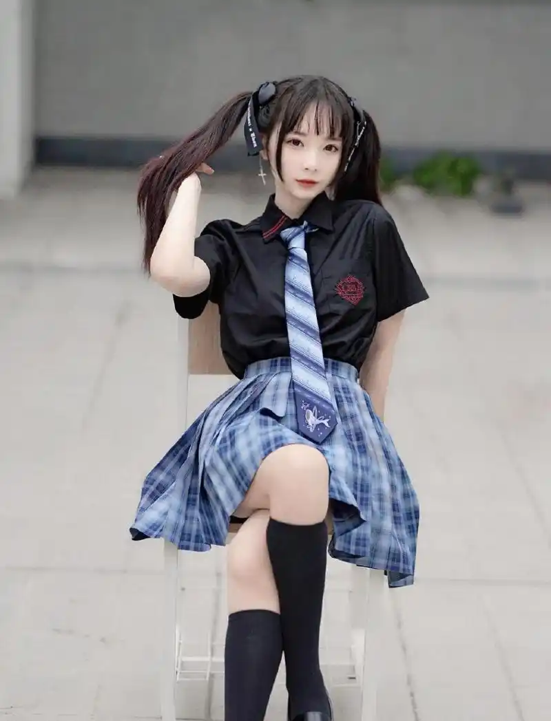 可爱的双马尾少女jk制服写真