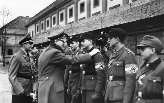 国防军才是德国正规军,但党卫军太猛,国防军被喧宾夺主_希特勒_盟军