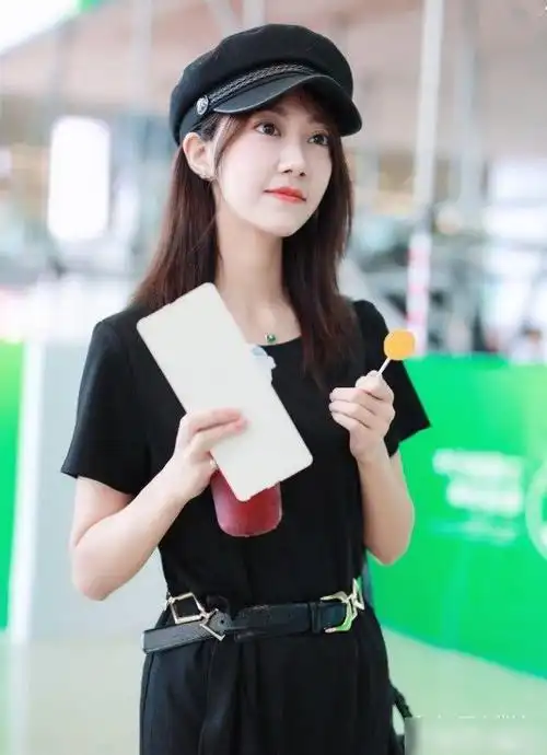 冯薪朵太任性1米62还要穿及膝裙搭30厘米的马丁靴显腿短