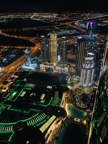 坐电梯登上哈利法塔124层观景台,俯瞰整个迪拜夜景.