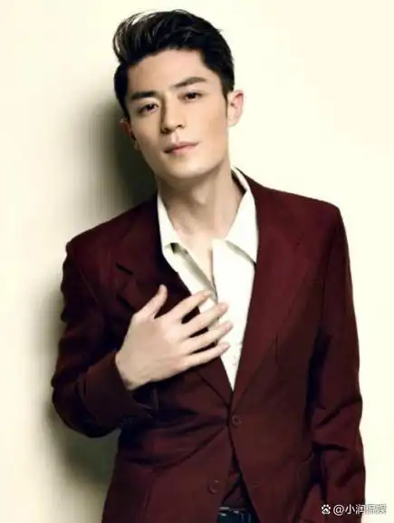 胡一天本是模特出身,具备良好的身材和气质.