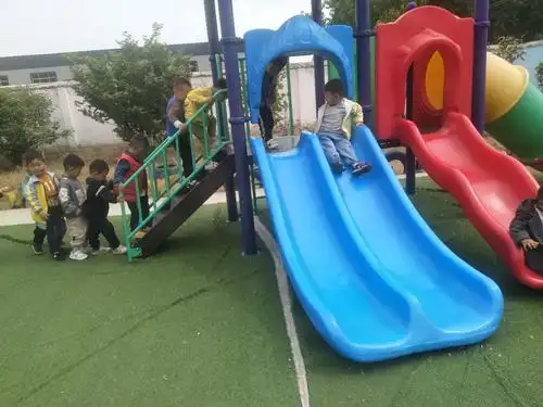 晴岚社区礼仪幼儿园小二班户外活动《滑滑梯》