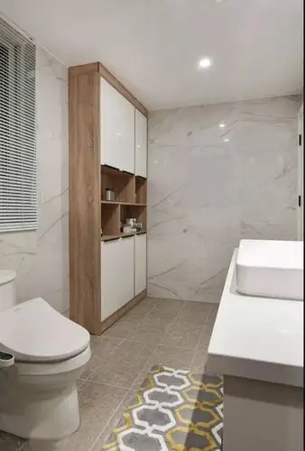 卫生间一角设计了储物柜,方便收纳洗浴用品.