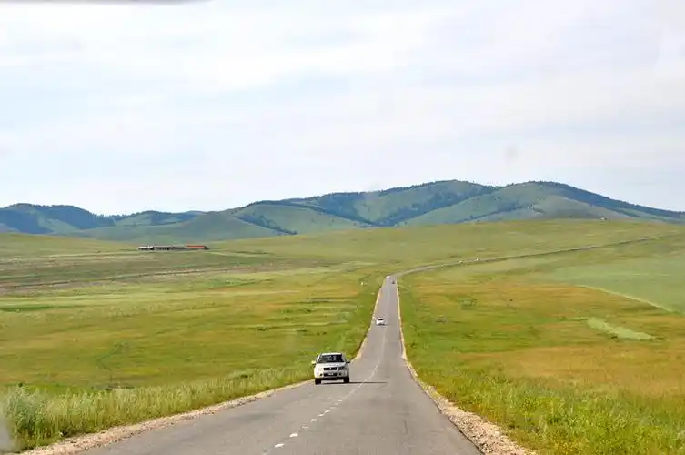 休息片刻,车队启程继续出发.