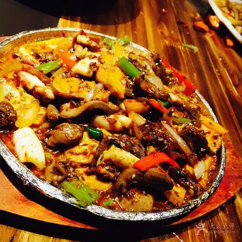 就闻到浓郁的鱿鱼味道,吃的时候发现是一道铁板杂烩,有鱿鱼,鸭胗,鸡心