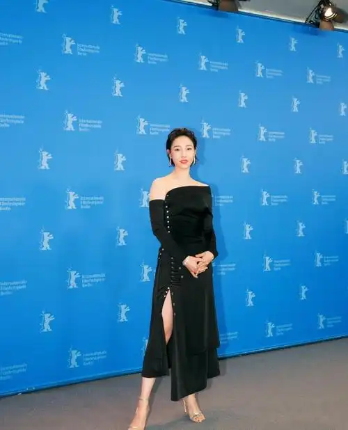 白百何还是瘦点耐看,红色吊带裙突出曲线感,气质让人招架不住