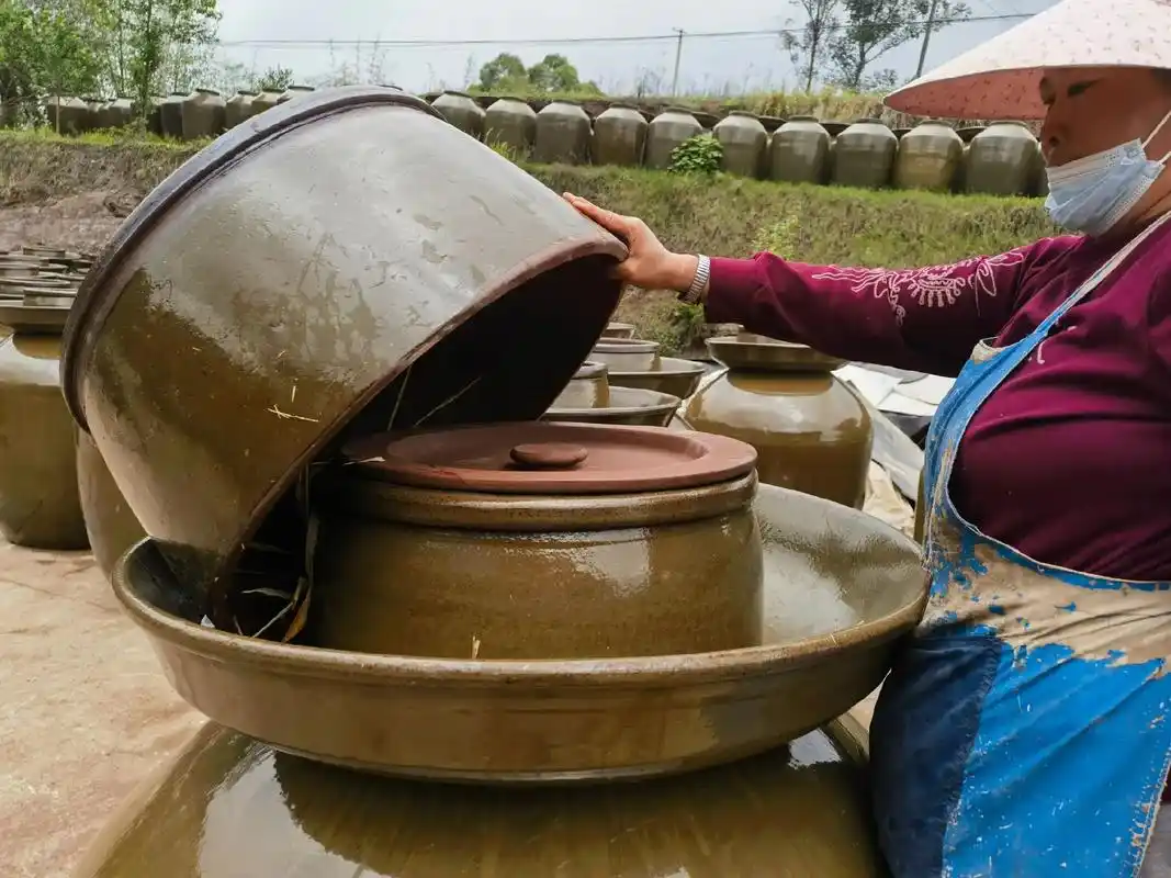 1吨巨型四川泡菜坛畅销中……独特内外盖工艺,传统造型更专业… - 抖
