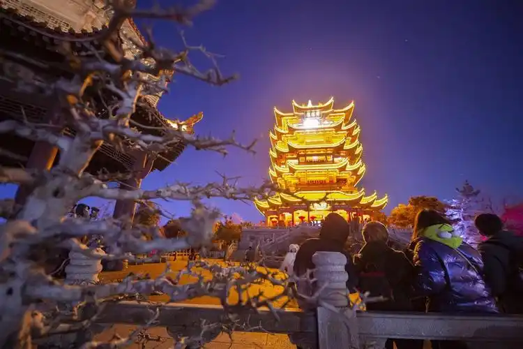 夜上黄鹤楼登高祈福迎兔年