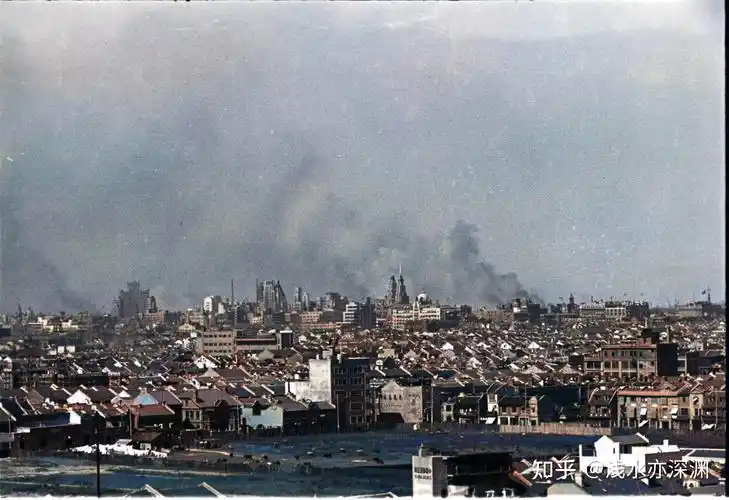 历史老照片1937年淞沪会战被日军轰炸下的上海