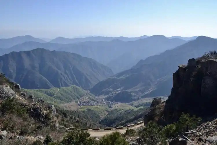 括苍山位于浙江省中部的台州市临海张家渡镇,主峰米筛浪,海拔