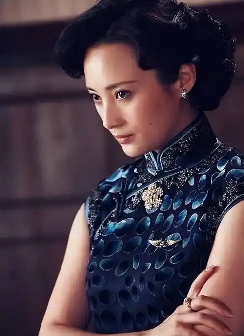 如果说大多数女星在穿旗袍的端庄和优雅,蒋勤勤则将旗袍的气场完全