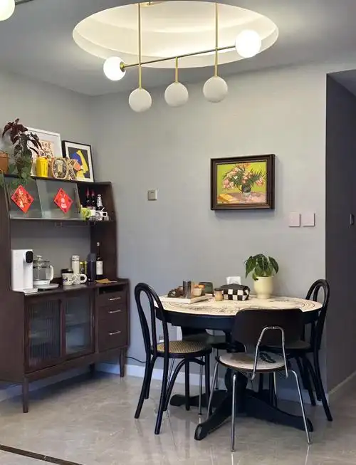 首先,确定餐厅和家具的尺寸非常重要