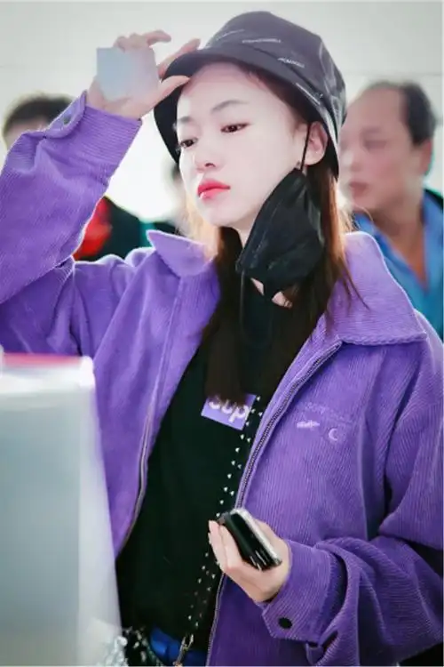 吴谨言素颜现身机场,困到睁不开眼,着实让粉丝心疼了一波