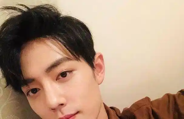 x-9青年团肖战放弃留学买晚年黑短发尽显90后男孩常态_发型_头发_造型