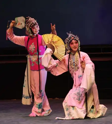 p>豫剧(英文:henan  opera),发源于中原(河南开封).