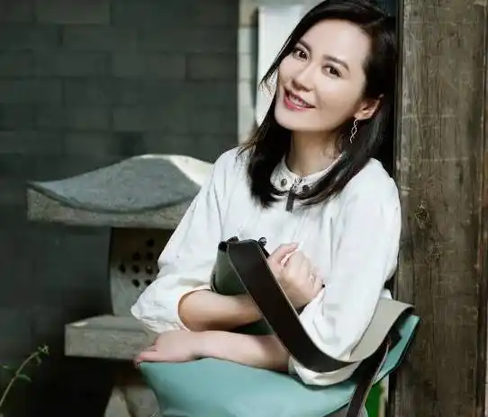 大学期间,她相继出演了好莱坞电影《喜福会》,香港电影《天与地》.