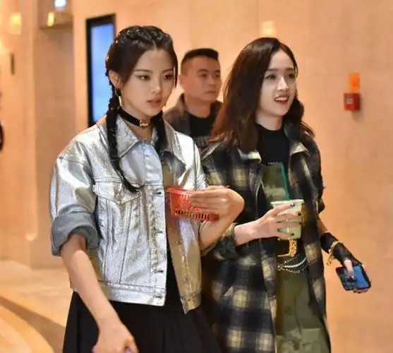 谁是腿精杨超越吴宣仪同框露腿爱喝奶茶的反而赢了