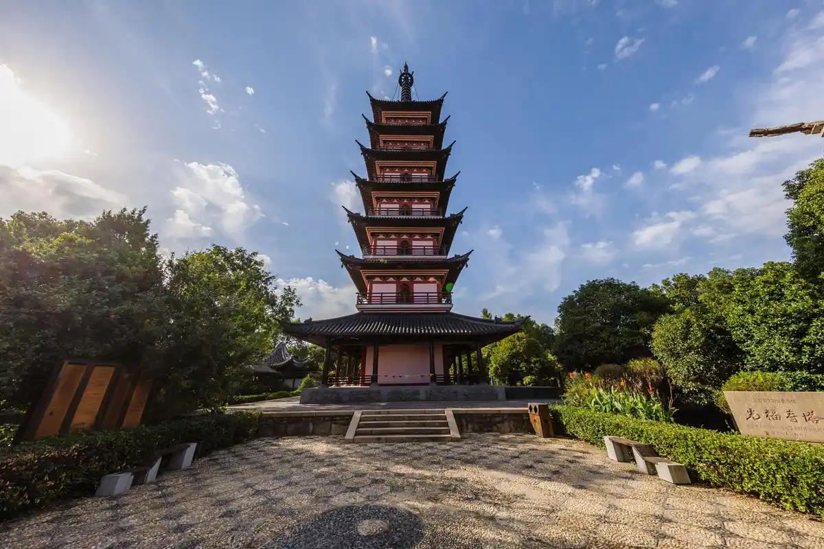 寒山寺位于江苏省苏州市姑苏区,始建于南朝萧梁代天监年间(公元502