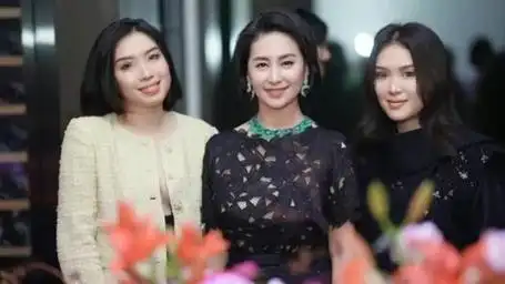 何超琼现身上海顶级豪宅,戴帝王绿翡翠气质优雅,谭晶状态太抢眼