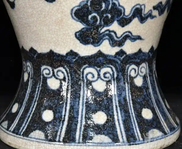 华夏古玩城 瓷器 其它 > 明代宣德青花开片龙纹大梅瓶