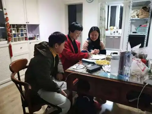 看我今天就与妈妈去拜访了两位客户,妈妈拿出她的专业与客户沟通