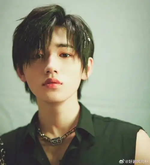 宋亚轩超话#宋亚轩喉结杀##宋亚轩#宋亚轩喉结真的好性感啊轩哥喉结鲨