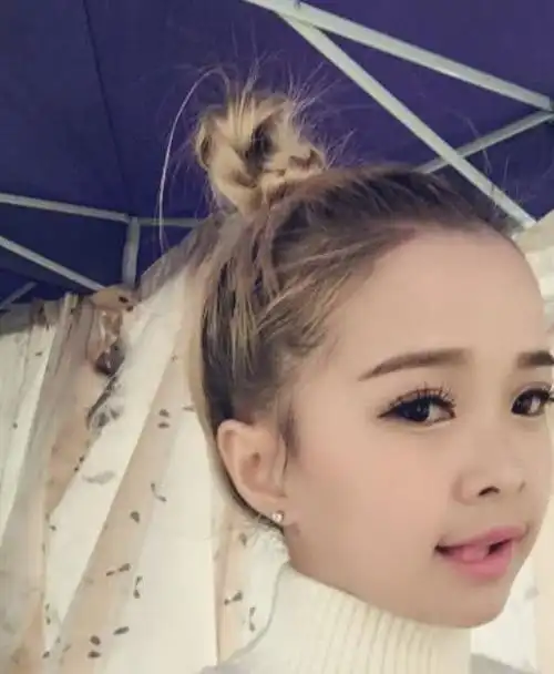 1米3袖珍女孩甜甜走红身后有很多追求者她的选择令人很不解