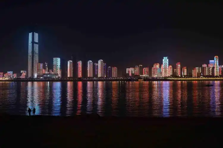 抗疫一年武汉街头直击:这个冬天,武汉因人而美_江滩