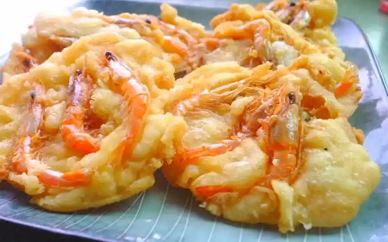 一把糯米粉,三只小虾,教你在家做香脆鲜甜的炸虾饼