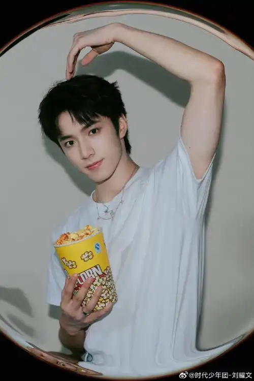比心自拍#刘耀文爆米花随拍,真的太帅了吧,爱了爱了,帅哥多多营业呀