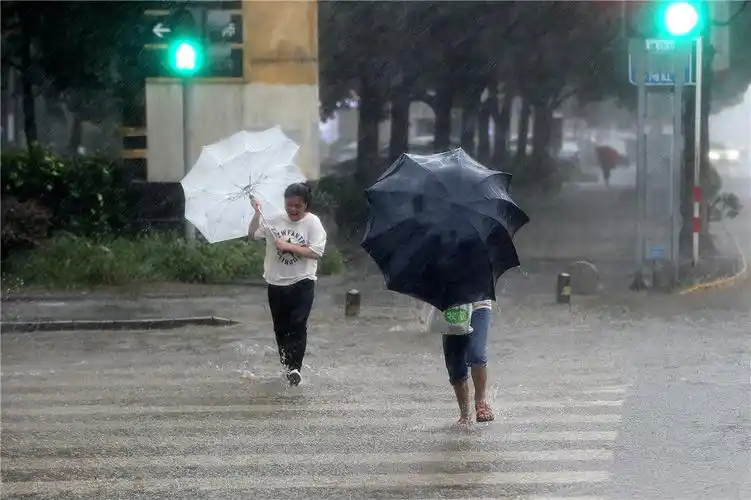 超强台风利奇马逼近直击各地风雨交加市民风雨中寸步难行