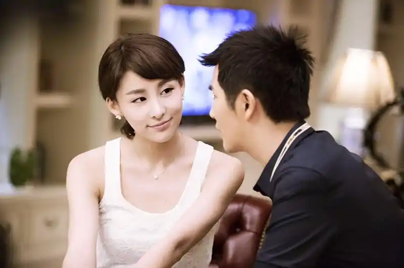 贾青《爱人的谎言》曝剧照 笑容阳光俏皮