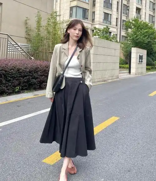 长裙子配什么鞋子(小个子也能穿长裙,只要配对这几双"鞋子"就行,好看