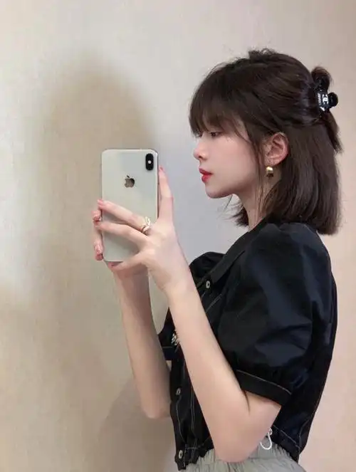 短发扎发这个鲨鱼夹半丸子头有点酷