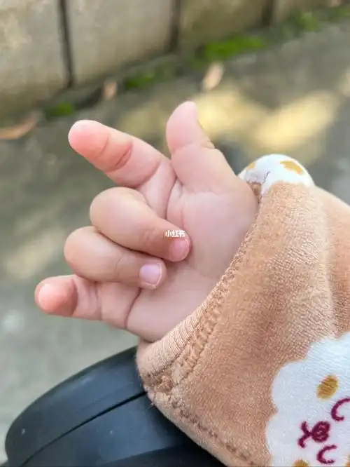 小婴儿的手手太可爱了