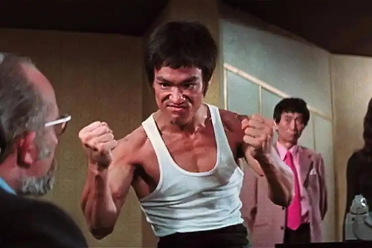 视频:李小龙电影动作集锦!功夫之王,据说不放慢都看不清他的动作!