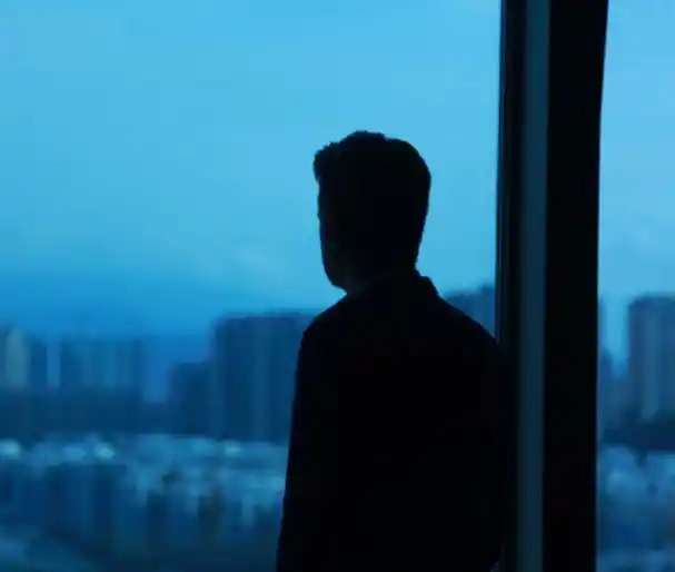 夜晚独自一人坐在窗前图片