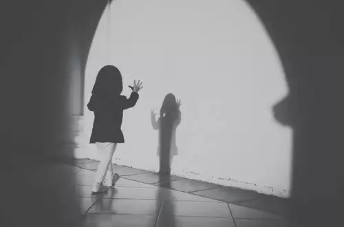 她将内心封闭了.