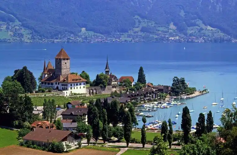 瑞士洛桑日内瓦湖旁边的法式柔情