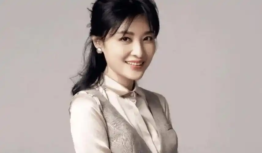 二婚嫁大8岁亿万富翁,曾经的央视美女主持人,56岁成人生赢家