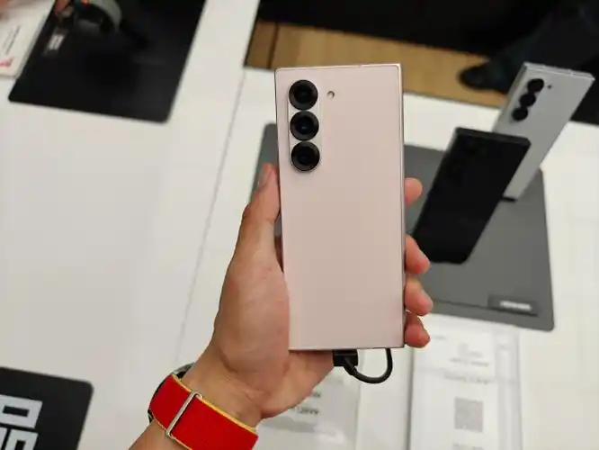 今晚第一次看到粉色的三星z fold6真机,好漂亮,我都有