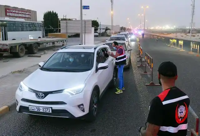 科威特:"不下车"核酸检测